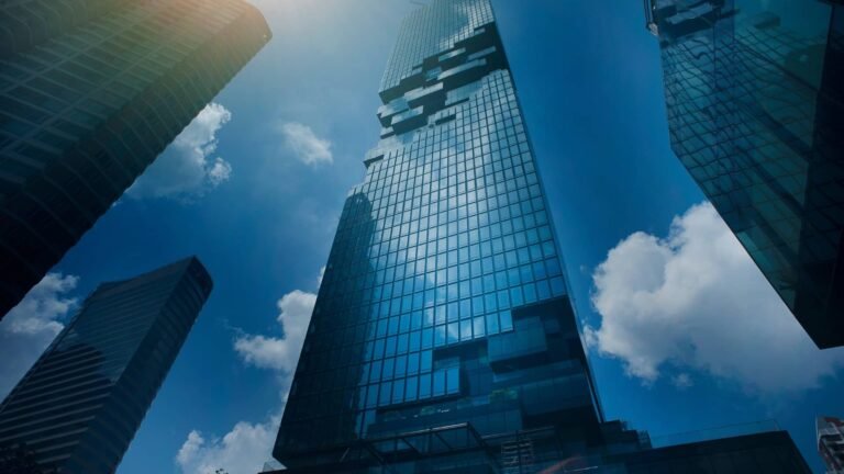 Prédios comerciais com amplas janelas de vidro e logo do ZHB e Advogados Associados