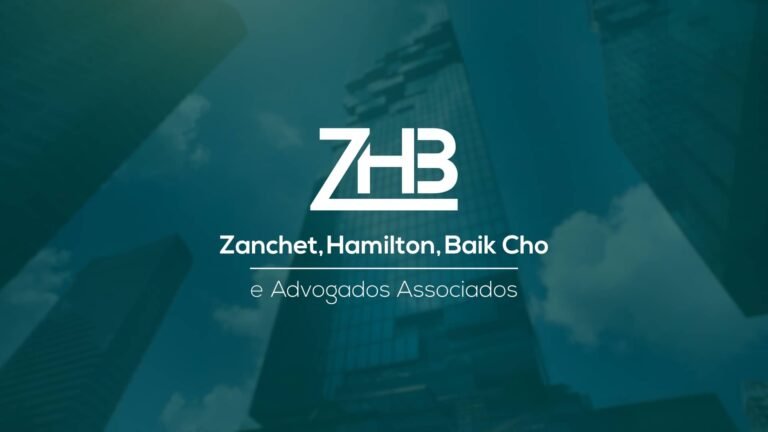 Prédios comerciais com amplas janelas de vidro e logo do ZHB Advogados.